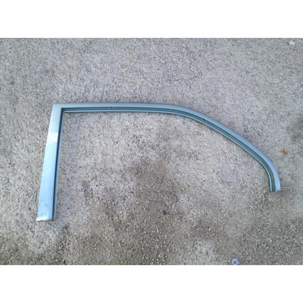 hyundai accent sol arka kapı direği