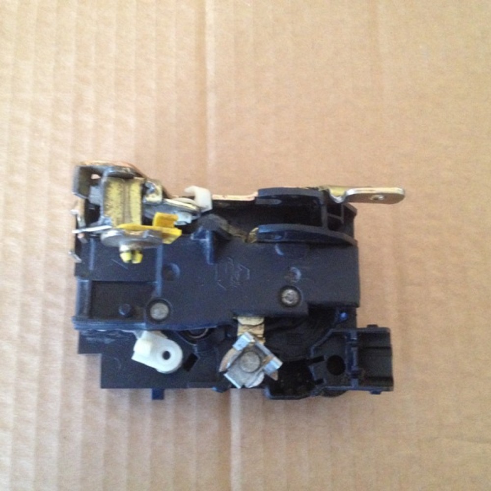 Renault 19 Sağ Ön Kapı Kilidi